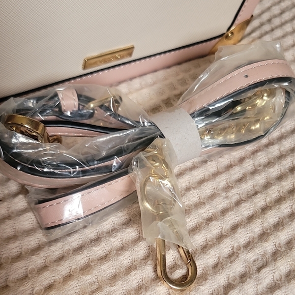 Aldo Pink and Cream Travel Bag with Vintage Appeal - Picture 8 of 11